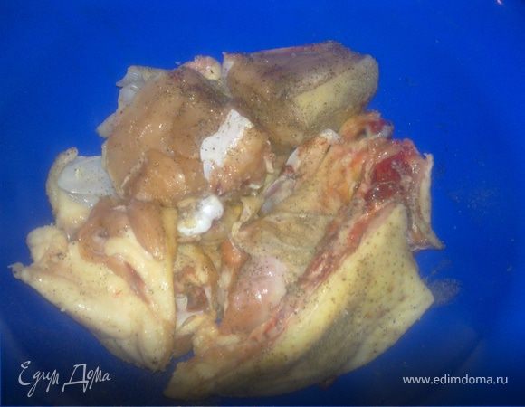 Нарезаем курицу порционными кусками,немаленькими.