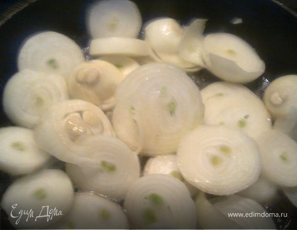 Лук нарезаем толстыми кольцами.