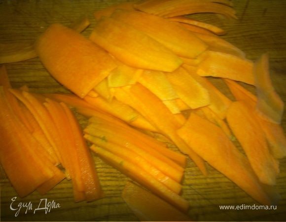 Морковь нарезаем тонкими пластинами по длине морковки.