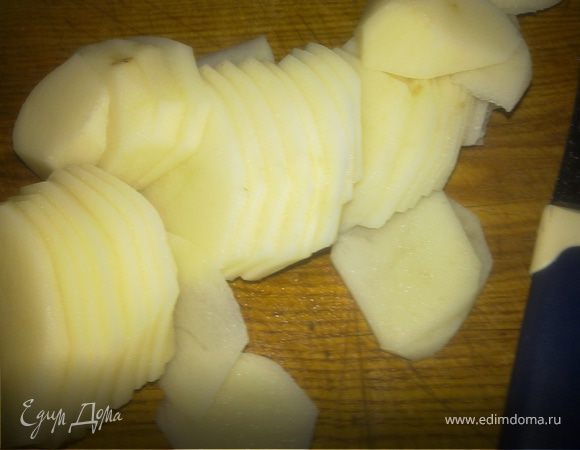 Картофель нарезаем пластинками по ширине картофеля.