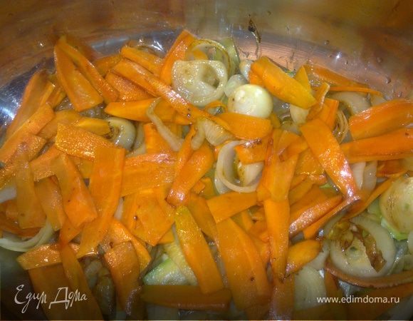 Затем на том же масле где жарилась курица припускаем енмного по очереди наши овощи с кладываем слоями в жаровню.
