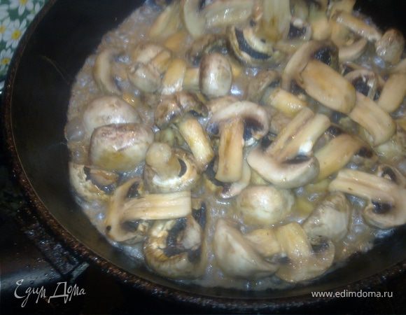 Обжариваем грибы целыми.