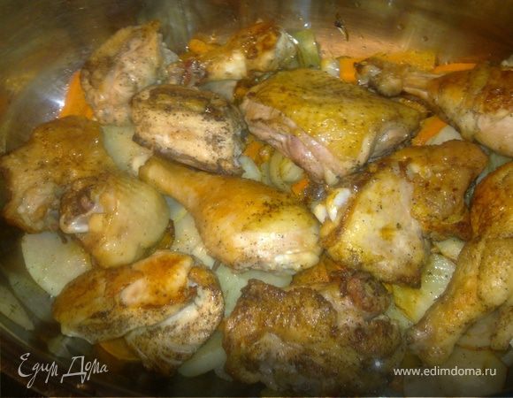 Кусочки курицы выкладываем на овощи.