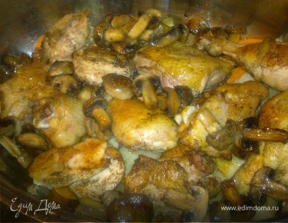 Грибы выкладываем между кусочков курицы.