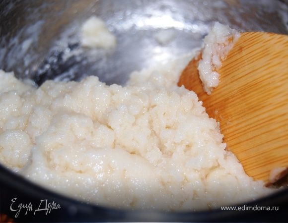 Снимаем с огня ,всыпаем всю муку и быстро вымешиваем лопаткой.