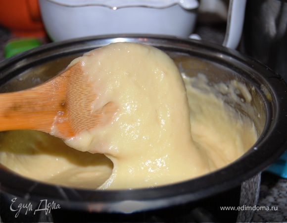 Добавляем по одному яйцу,каждый раз тщательно  вымешивая.