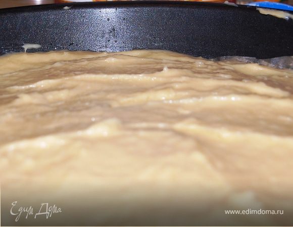 Противень застилаем пекарской бумагой.Если в бумаге не уверены,смажьте растительным маслом.Переложите тесто и размажьте по всей поверхности противеня,тонким слоем.Я брала круглую форму ,диаметром 30 см,но лучше чуть больше.