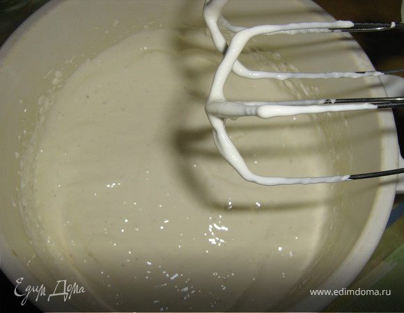 Пока остывает лук, смешать с помощью миксера или блендера сметану, сливочный сыр,чёрный перец до однородной массы.