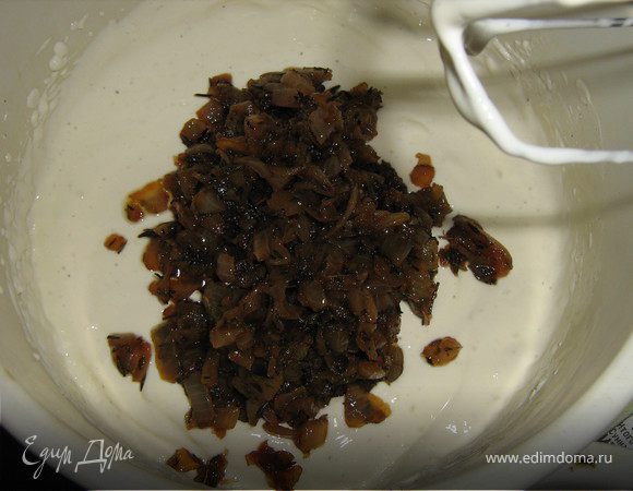 Добавить остывший лук и ещё раз взбить с помощью блендера или миксера.