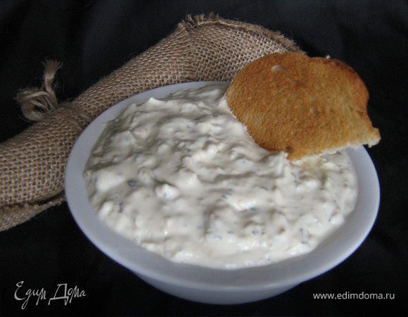 Готовый дип охладить.Подавать с поджаренным в духовке хлебом или нарезанными свежими овощами(огурцы,морковь,сельдерей.редис)Такой дип можно хранить в контейнере до 5 дней.Приятного аппетита!