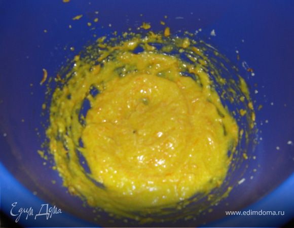 Потереть морковь на мелкой терке.
Сливочное масло взбить с половиной сахара(20 гр). Добавить цедру апельсина, ваниль.