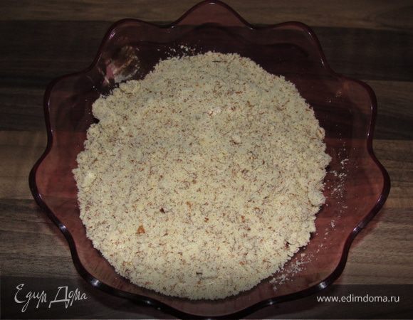 Отделить белки от желтков. Желтки добавить к массе(1). Так же выложить в эту массу морковь и тщательно перемешать. Белок взбить с оставшейся половиной сахара, добавить постепенно к главной массе. В последнюю очередь добавляем муку, орехи, рахрыхлитель и соль. Тщательно перемешиваем.