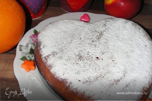Готовность пирога можно проверить длинной палочкой. Дать пирогу остыть, посыпать сахарной пудрой и подавать с киселем или вишневым вареньем. Приятного чаепития вам!