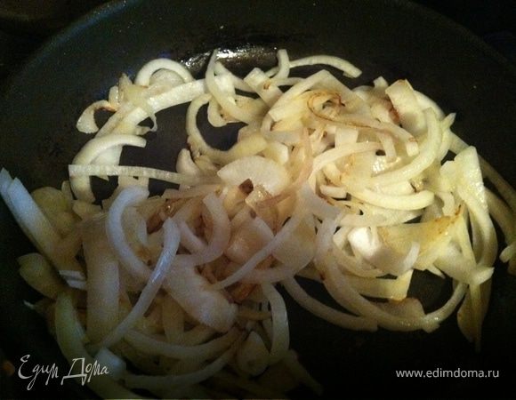 Пока размораживается тесто, я занялась начинкой. Нарезала достаточно крупными кусочками картошку и обжарила на сковородке с растительным маслом, слегка посолила, сняла и на той же сковороде обжарила лук полукольцами.