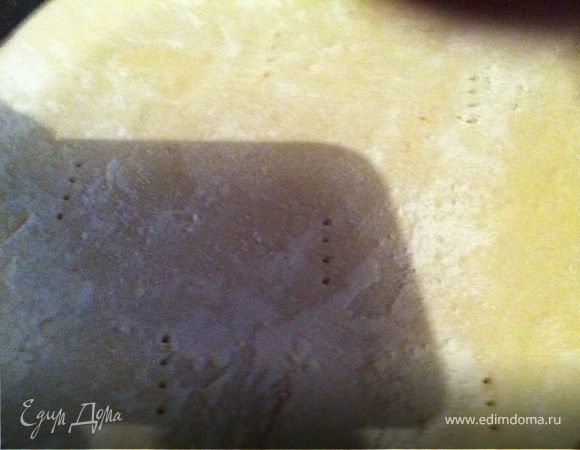 Тесто раскатала немного – мне нужен пирог на 1 человека, уложила в форму, проткнула вилкой несколько раз тесто, чтоб она не вздыбилось во время запекания.