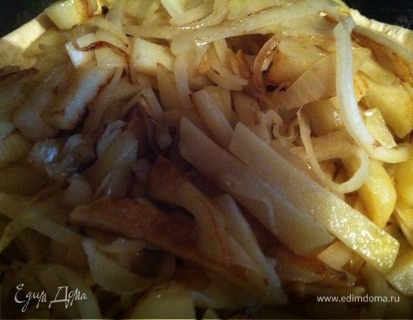 Укладываем начинку и отправляем в духовку. Тем временем взбила яйцо, немножечко молока и соль+перец. Добавила туда же сыр, натертый на крупной терке.