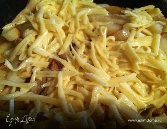 Минут через 10 вылила взбитое яйцо с молоком и сыром на наш пирог сверху и снова отправила все это запекаться.  В самом конце включила на 5 минут гриль. Запах стоял на всю квартиру! Получилось очень румяно, сочно, смачно! Снова я пожалела, что сижу на диете - опять все самое вкусное не мне! Ну да ладно, кто не работает, тот не ест хе-хе! А вам приятного аппетита!