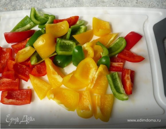 Перцы почистить и крупно порезать. 