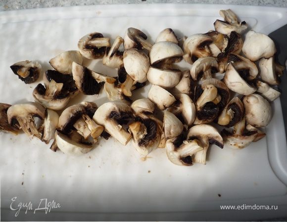 Шампиньоны почистить, помыть и разрезать напополам, если маленькие, или на четвертики, если большие.