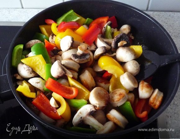 Добавить шампиньоны и перец и продолжить жарить еще 5 минут. 