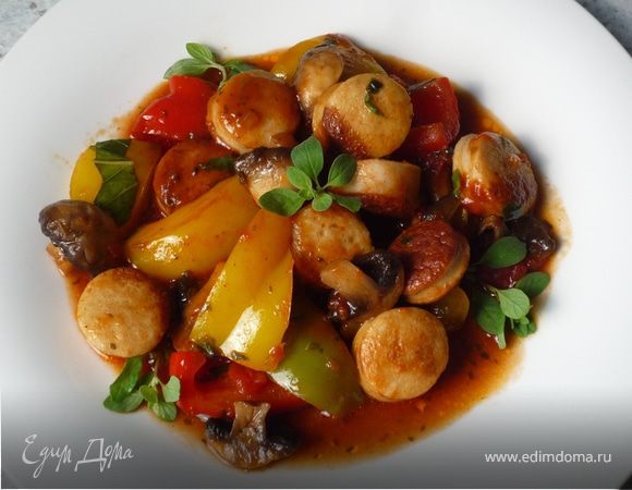 Добавить майоран и базилик, соль, перец и паприку порошок. Сюда подойдет картофельное пюре. Приятного аппетита! 