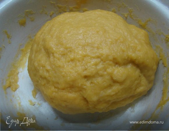 В кастрюле смешайте масло, соль, мед, сахар и ванильный сахар, поставьте на водяную баню, и варите, пока масло не растает. Затем снимите с огня, добавьте, часто помешивая, 2 яйца, и снова поставьте на огонь и варите помешивая 2 минуты. Снова снять с бани, добавить соду, снова поставить на водяную баню и варить, пока масса не увеличится вдвое. 
Снять с бани, добавить стакан просеянной муки, перемешать и постепенно добавлять оставшуюся муку.  Замесить мягкое тесто. И уже в зависимости от того, какой он у вас будет формы, раскатать коржи и выпекать в духовке при 180-200 градусах до готовности. 