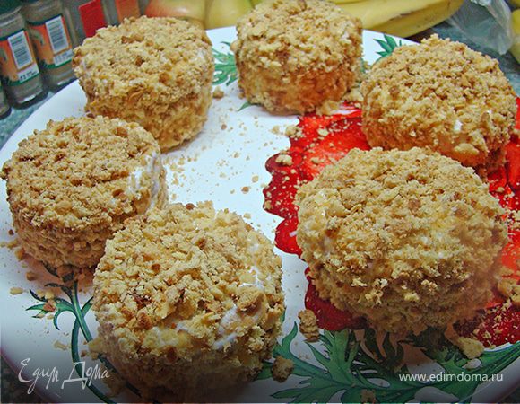 Крем очень просто. Взбейте сметану с сахарной пудрой и ванильным сахаром. Обильно смажьте коржи и дайте пропитаться. 