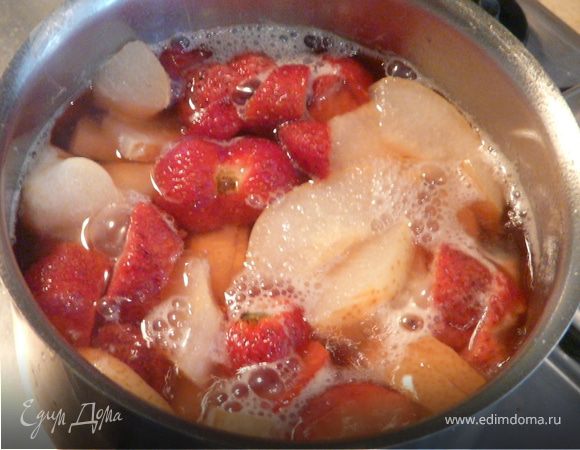 Нагреть в кастрюльке вино, воду, сахар, добавить груши и лимонный сок и на маленьком огне варить 10 минут, ближе к концу добавить клубнику.
