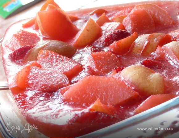 Перелить в плоскую форму и заморозить несколько часов. Вынуть, блендером взбить до пюреобразного состояния и хранить до подачи в морозилке