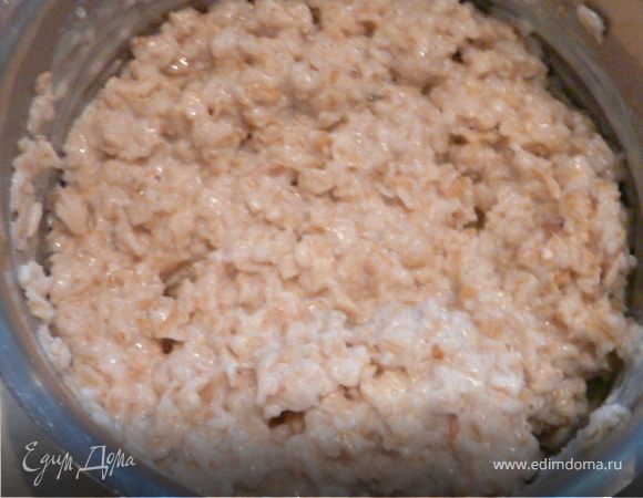 Сварить густую овсяную кашу на молоке. Остудить
Смешать творог, бананы, ваниль, белки, сахар и соединить с кашей, долить молока, если очень густо.