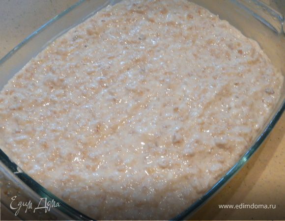 Духовка 160С, смазать маслом форму, вылить в нее кашу и запечь около часа, когда края будут коричневатые и по центру схватится. Остудить, нарезать.
