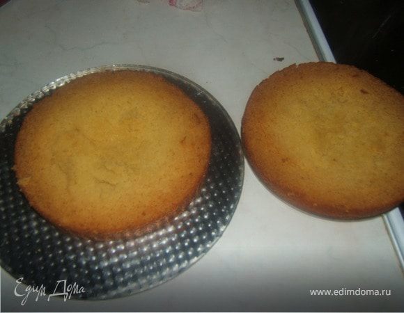 2 ярус - бисквит на сгущенке: 1 банка сгущенки, 1 яйцо, полчайной ложки соды, гашенной лимонным соком, 5 ст.л. муки, все перемешать и выпекать 20 мин при 200 гр.