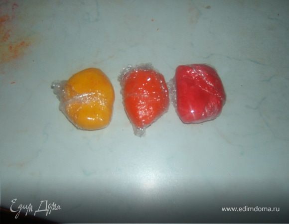 мастика из маршмеллоу по стандартному рецепту http://www.edimdoma.ru/recipes/19463 только в большем количестве, в итоге все 7 цветов(на фото три остальные в процессе замешивания)