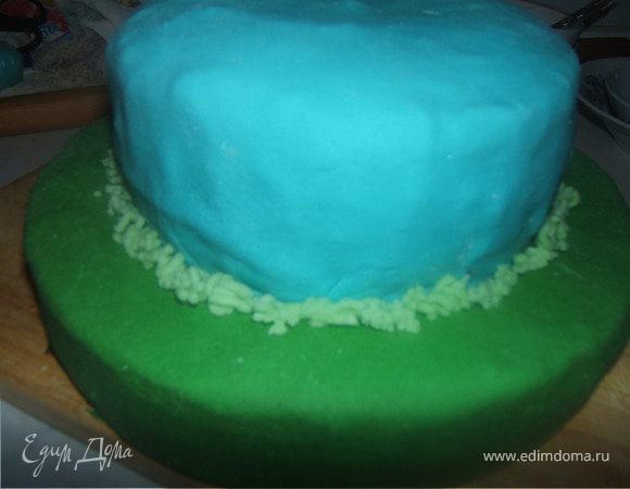 места соединения коржей закрыла типатравкой, которые выдавила с помощью чеснокодавилки из зеленого цвета светлого оттенка