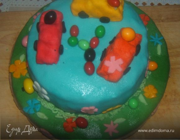 украсить цветами, конфетами и заранее приготовленными машинками (слепила из остатков бисквита, покрыла мастикой)
