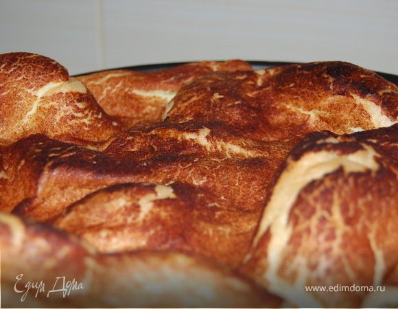 В предварительно разогретой духовке до 180 градусов,выпекаем 30 - 40мин.Первые мин 15 не открывать.!
Сначало тесто подымется "волнами", а потом опадет "художественно".Это нормально.