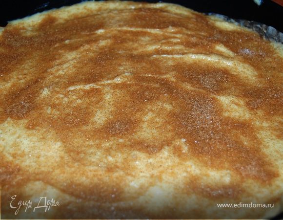 Смешиваем сахар(кол-во на ваш вкус) с корицей.И посыпаем сверху теста.
