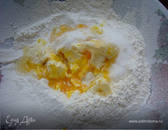 В просеиную муку вмесить Сахар+яйца+масло+коньяк(мешать до однородности)
