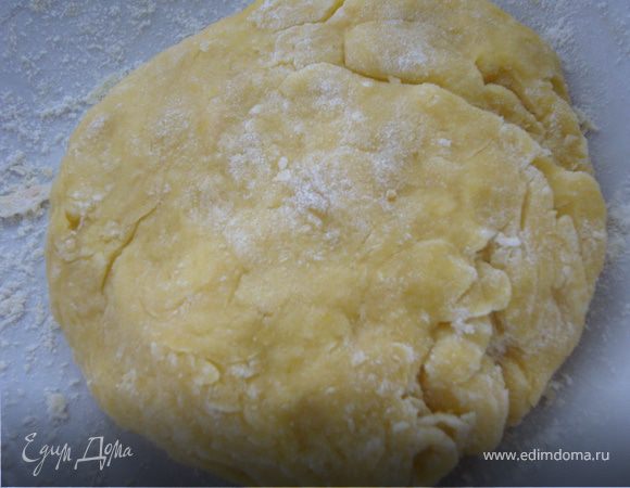 Тесто скатай в шар,заверни в плёнку и помести  холод на 20-30 мин.Раскатать тесто тонко,вырезать квадраты фигурным ножом,по середине-надрез 