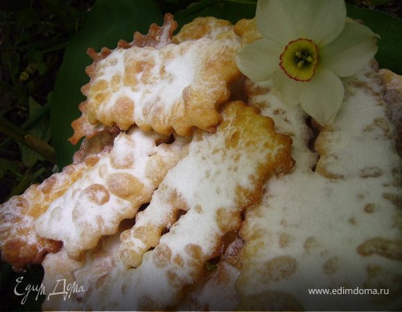 Выпекать  в духовке(180 гр.)или во фритюре -несколько минут. Вытыщить на салфетку и посыпать сахарной пудрой.Подать с маскарпоне.