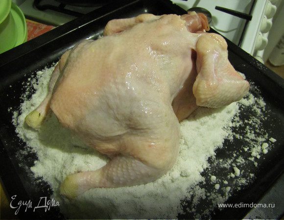 Курицу хорошенько промыть под струёй холодной воды. Тщательно ее обсмотреть на предмет невыдернутых перьев, нехороших (некрасивых) участков шкурки - я всегда отрезаю "попку" и лишнюю шкурку. Всю эту гадость отрезать и обсушить (красивую теперь!) курицу бумажным полотенцем.