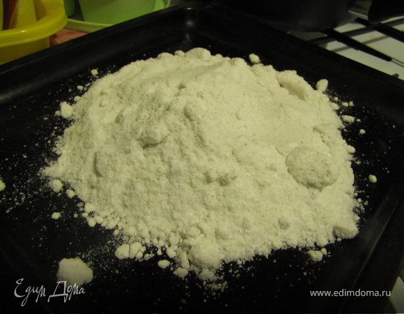 Духовку включить на 180 градусов. Выложить соль на противень. 