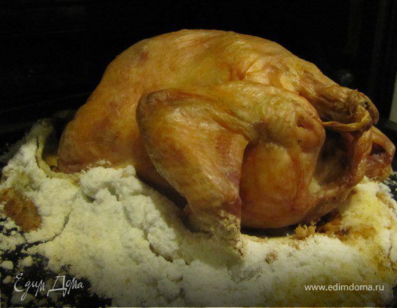 На противень положить курицу, подоткнуть под нее соль. Отправить в духовку часа на 2. Можно меньше. Смотрите сами, как станет золотистой - готова. Шкурка получается хрустящей, но я ее счищаю и выбрасываю - под ней вкуснейшее, нежное, нежирное мясо. И совершенно не пересоленое))) Чего я так в первый раз боялась)