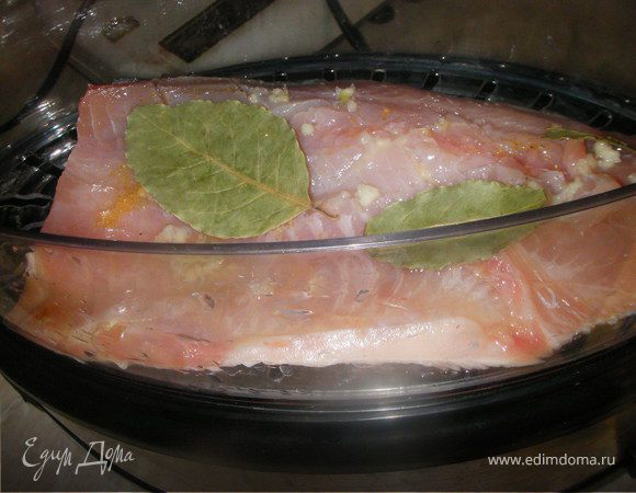 Кладем карпа в пароварку и добавляем специи