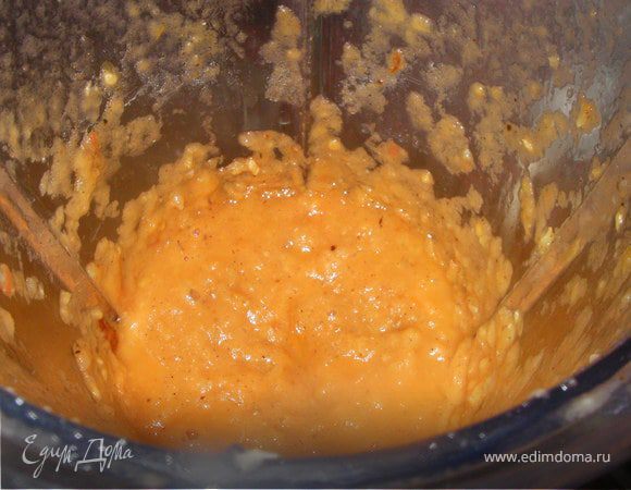 Немного остуди овощи и переложи в блендер, очистив чеснок и помидоры.