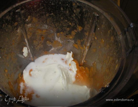 Добавь сливочный сыр, йогурт и взбей.Приправь по вкусу солью и перцем.