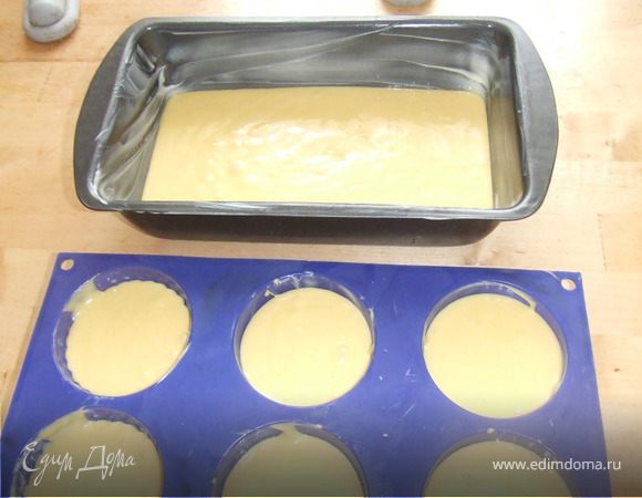 В растертое с сахаром масло постепенно ввести желтки, тщательно растереть, всыпать муку, крахмал, цедру с целого лимона. В хорошо размешанное тесто ввести взбитые в крепкую пену белки, перемешать до однородного состояния и выложить в форму. Выпекаем при температуре 180, до сухой зубочистки.