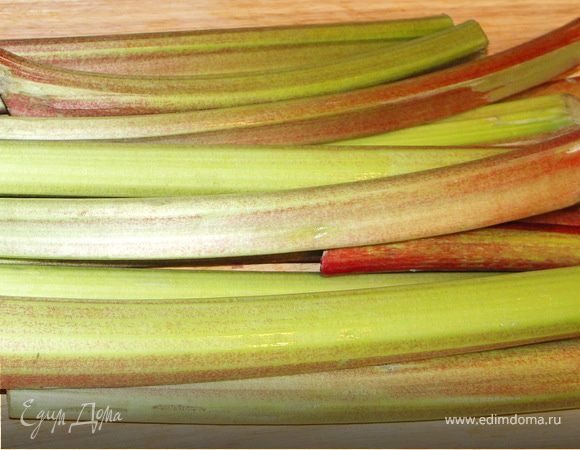 Ревень моем,сушим.Отрезаем листья от черешков.Листья крупно режем и откладываем в сторону.