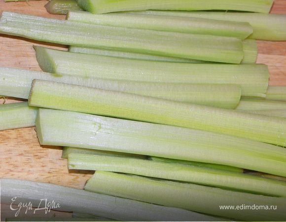 Чистим черешки,срезая острым ножом около 1мм волокнистой кожицы.Шкурку(там море витаминов) откладываем к листьям.