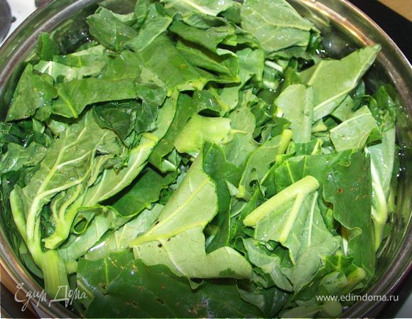 Варим кисель:Складываем в кастрюлю всё кроме почищенных черешков.Заливаем холодной водой(столько,чтобы вода только прикрыла ревень) и ставим на самый минимальный огонь.Накрываем крышкой.Ревень будет томиться(не закипая)около часа или чуть больше.После этого можно процедить.Добавить сахар по вкусу.Не переусердствуйте,большое количество сахара забьёт весь вкус.